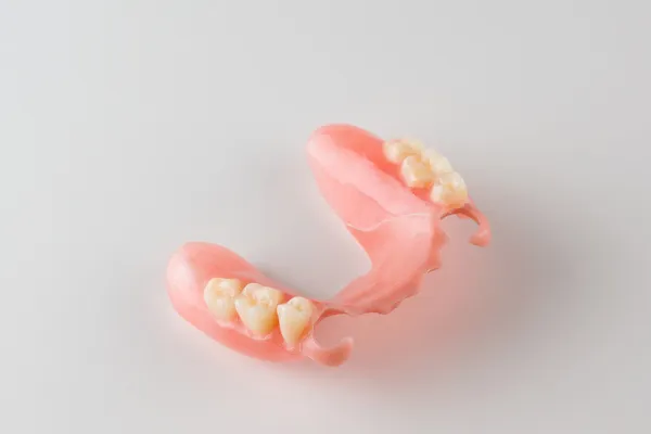 一部の歯を失った場合に使用する部分入れ歯