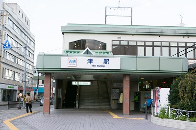 1.津駅西口を出ます