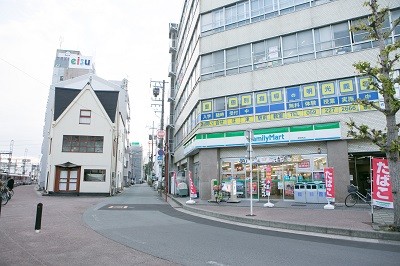 3.ファミリーマート津駅西口があります