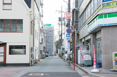 1.津駅西口を出ます
