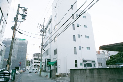 6.右側に真っ白いビルがあります（オオハシビル）